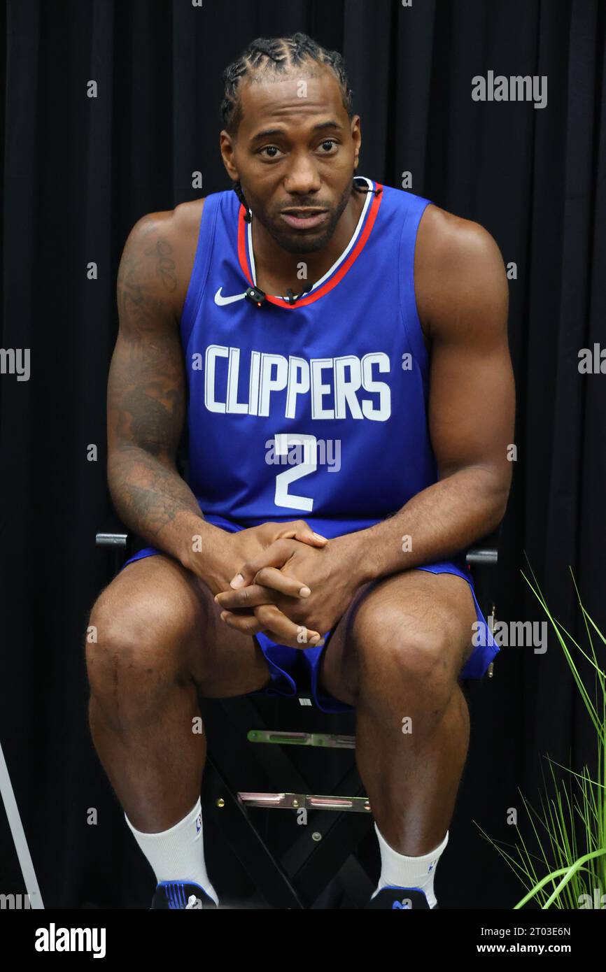 Kawhi Leonard (2), l'attaccante dei Clippers, risponde a una domanda durante la giornata mediatica presso l'Honey Training Center, lunedì 2 ottobre 2023, a Los Angeles. (Kevin Terrell/immagine dello sport) Foto Stock