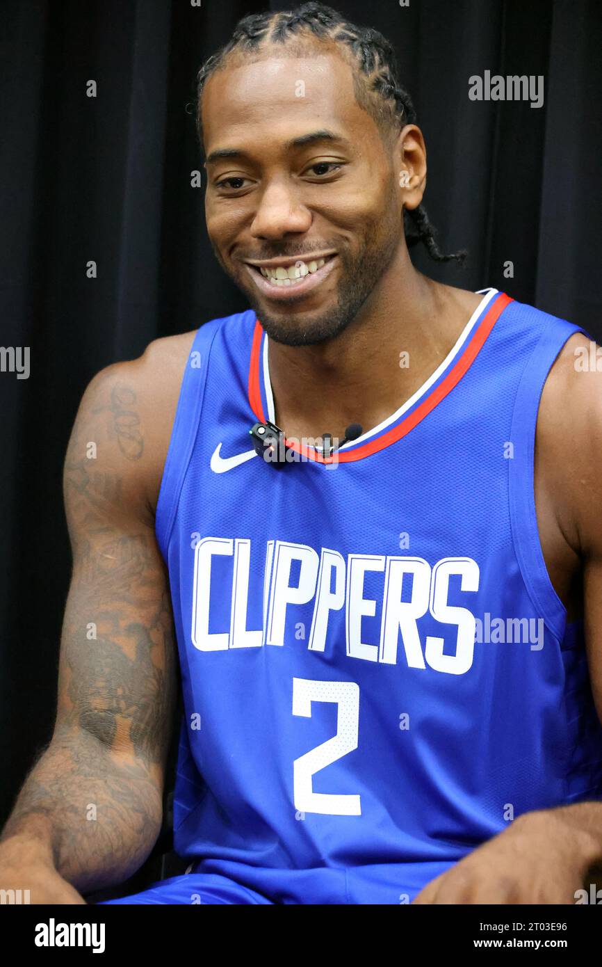 Kawhi Leonard (2), l'attaccante dei LA Clippers, sorride durante la giornata dei media all'Honey Training Center, lunedì 2 ottobre 2023, a Los Angeles. (Kevin Terrell/immagine dello sport) Foto Stock