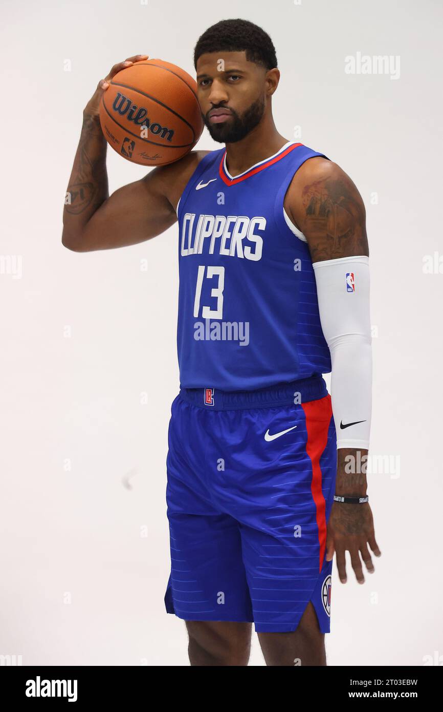 Paul George (13 anni), l'attaccante dei LA Clippers, posa durante la giornata dei media all'Honey Training Center, lunedì 2 ottobre 2023, a Los Angeles. (Kevin Terrell/immagine dello sport) Foto Stock