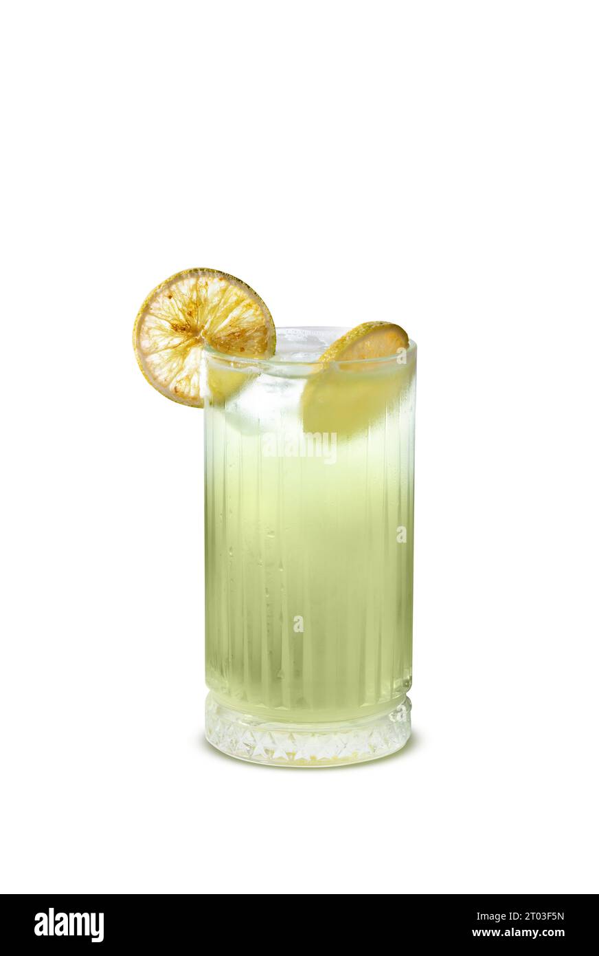 Una bevanda al lime fresca e vibrante, che riposa delicatamente in un bicchiere, esposta su uno sfondo bianco e frizzante. Foto Stock