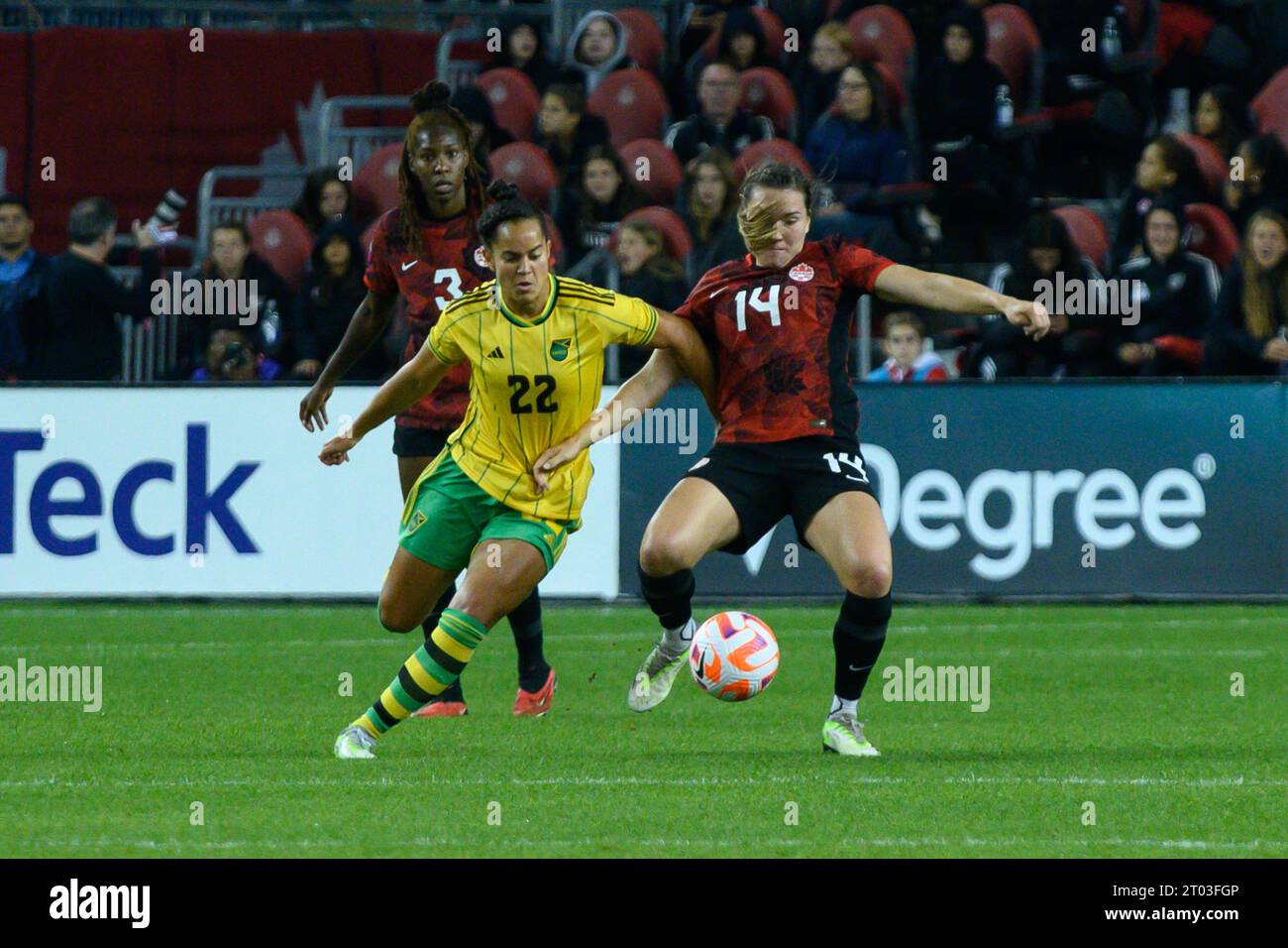 Toronto, ONTARIO, Canada - 26 settembre 2023: Kayla McKenna n. 22 della nazionale giamaicana si muove con la palla durante la CONCACAF W Olym 2023 Foto Stock