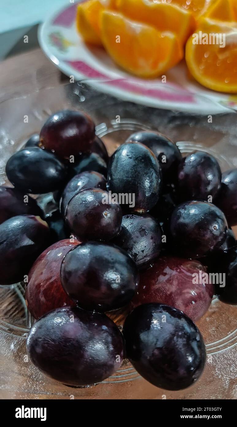 frutta servita su un tavolo di legno Foto Stock