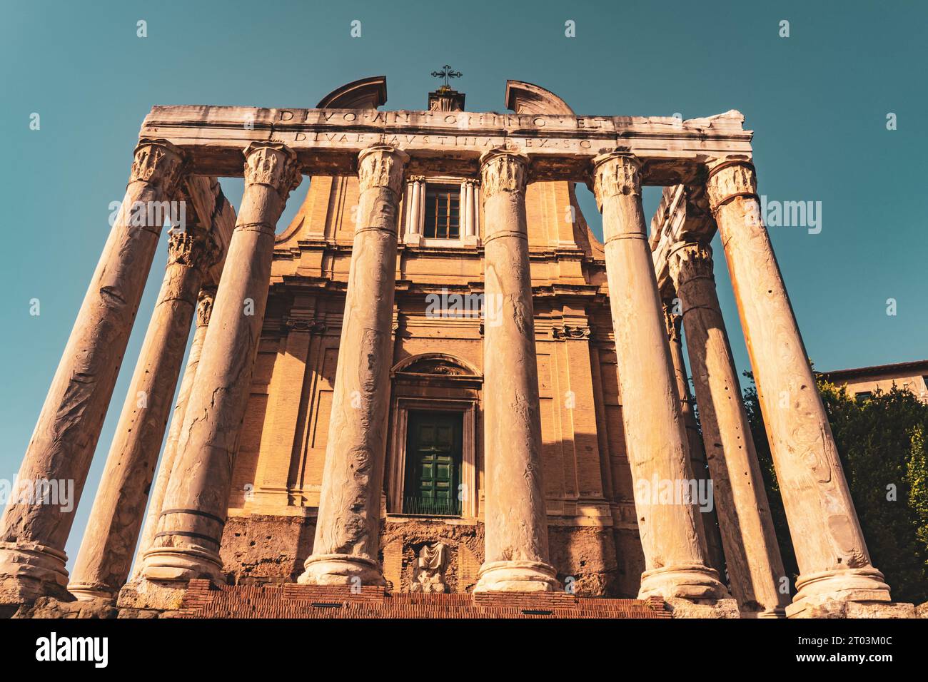 Il Tempio di Antonino e Faustina è un antico tempio romano di Roma, adattato alla chiesa cattolica di San Lorenzo in Miranda in Forum Romanum, Ro Foto Stock