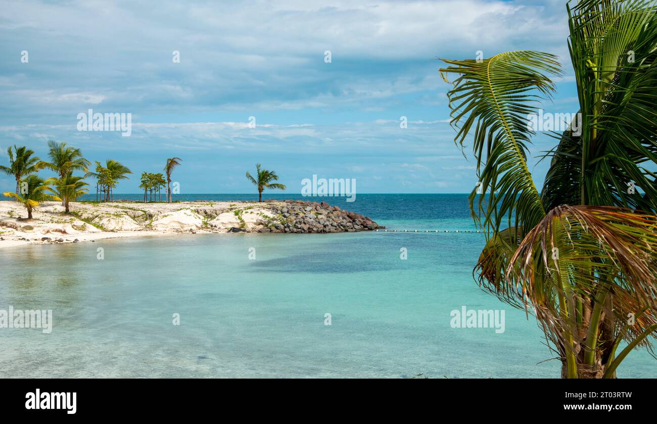 Splendida spiaggia di sabbia bianca a Ocean Cay--- MSC Marine Reserve, Bahamas Foto Stock