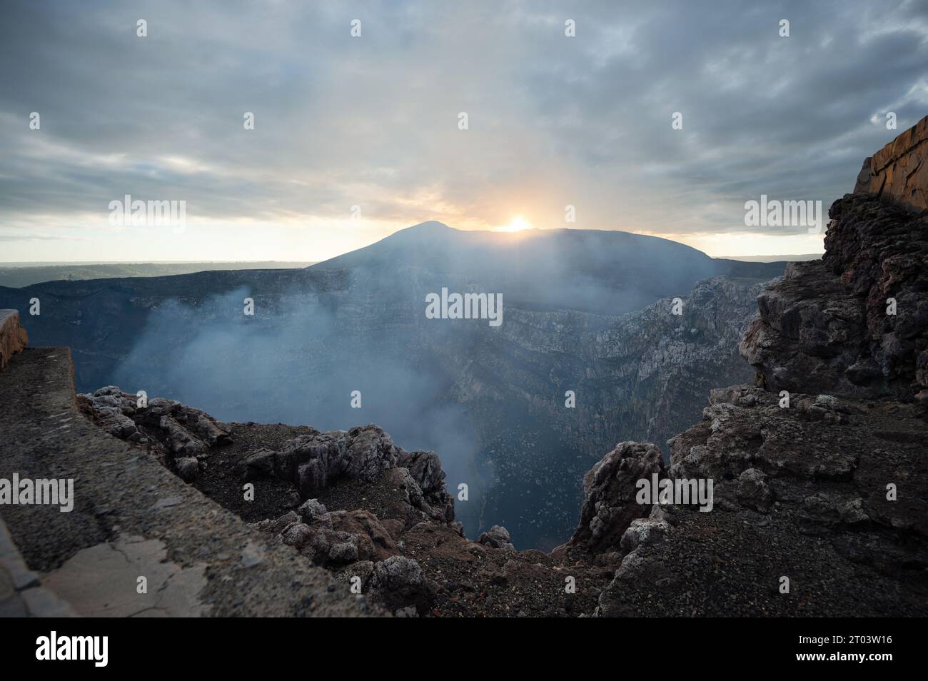 Cratere vulcanico roccioso con emissione di gas dal fondo Foto Stock