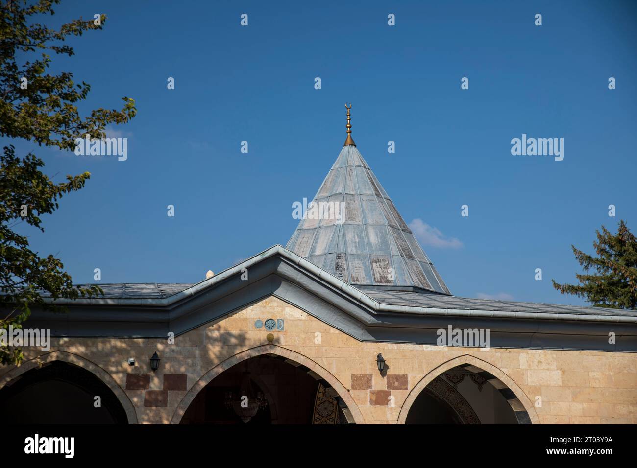 Minareto turco e moschea. Architettura islamica. viaggi e architettura. Foto Stock