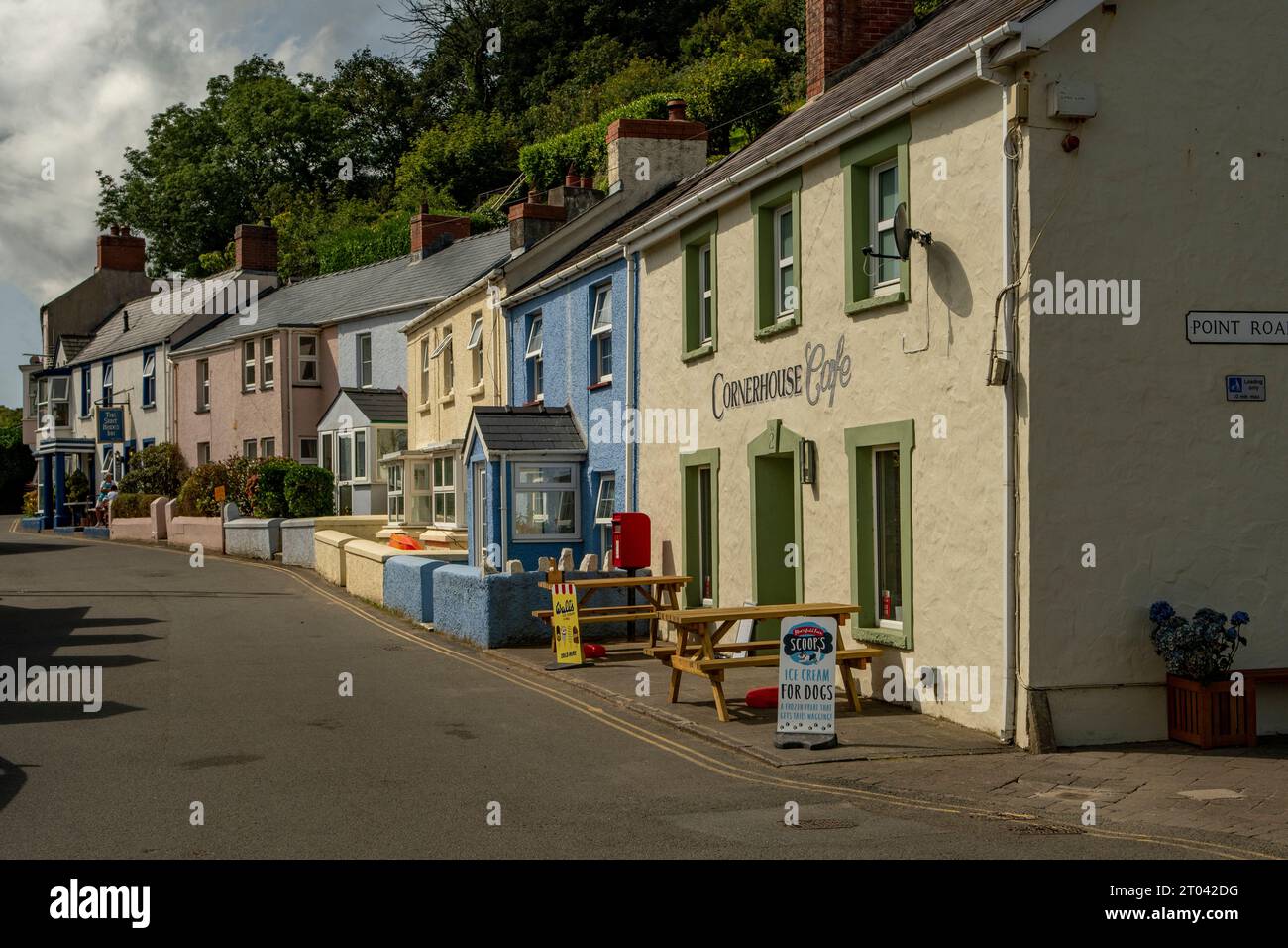 Edifici colorati a Little Haven, Pembrokeshire, Galles Foto Stock
