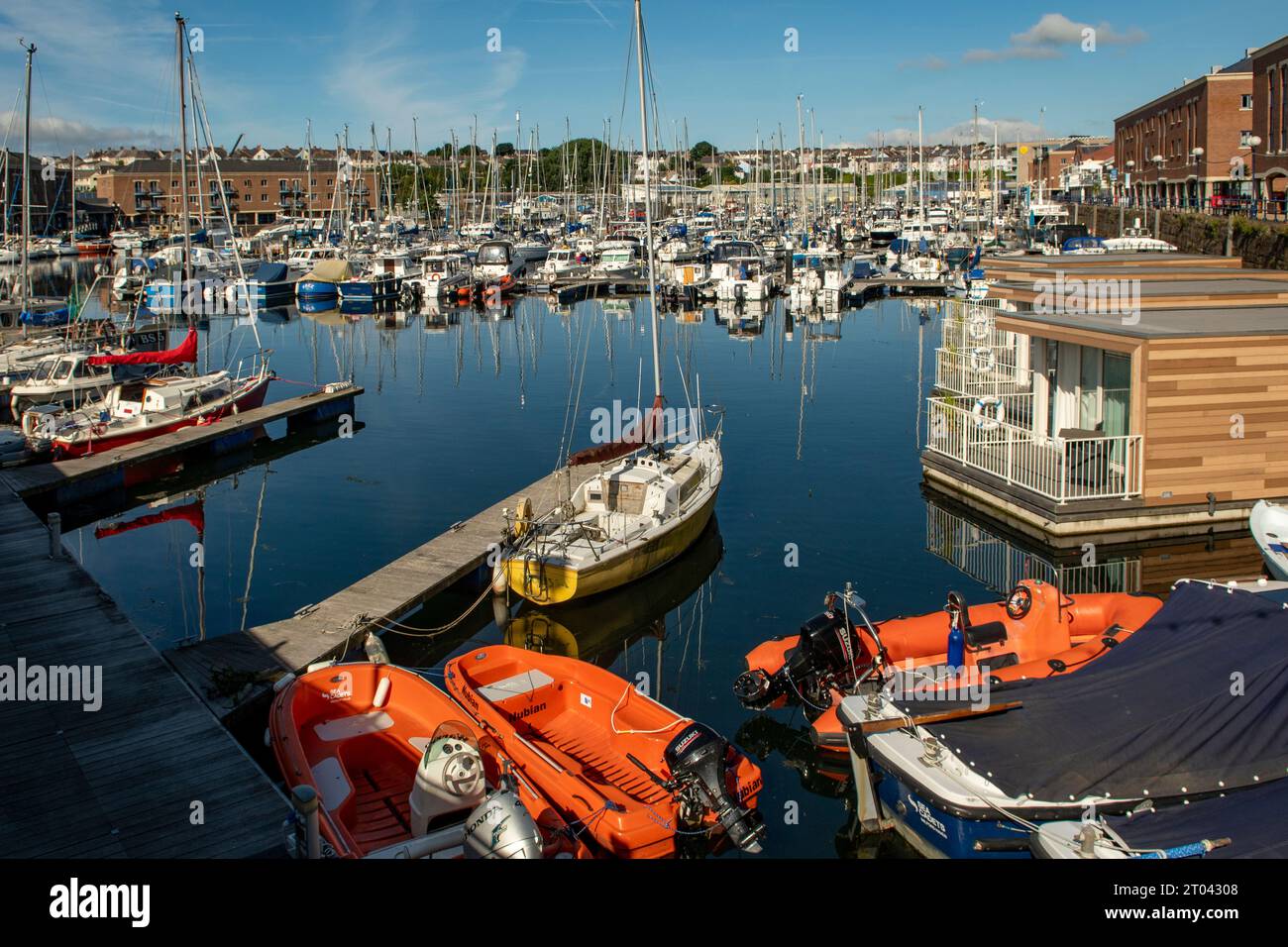 Piccole barche a Milford Waterfront, Milford Haven, Pembrokeshire, Galles Foto Stock