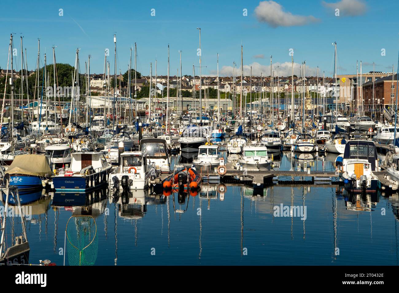 Piccole barche a Milford Waterfront, Milford Haven, Pembrokeshire, Galles Foto Stock