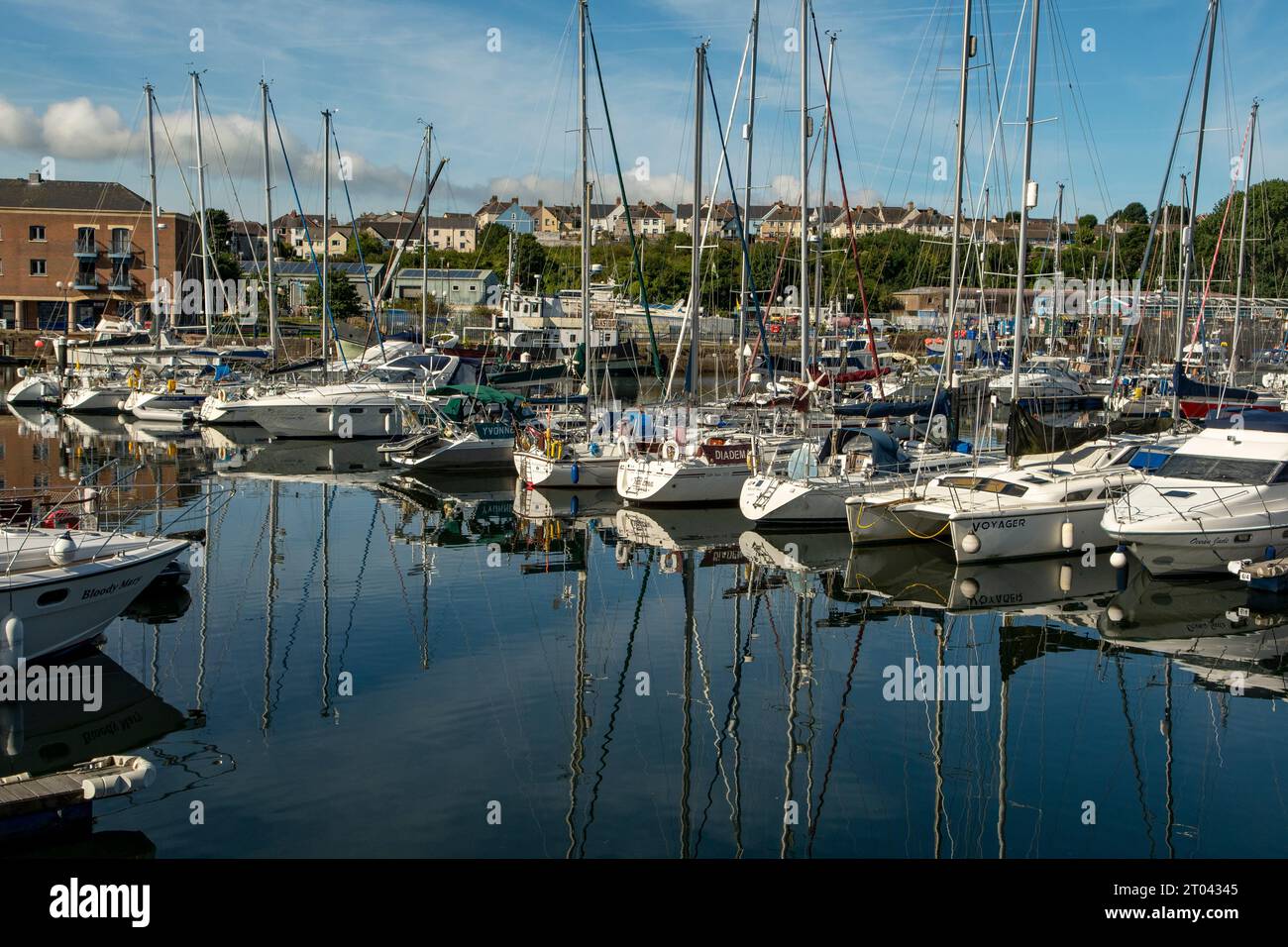 Piccole barche a Milford Waterfront, Milford Haven, Pembrokeshire, Galles Foto Stock