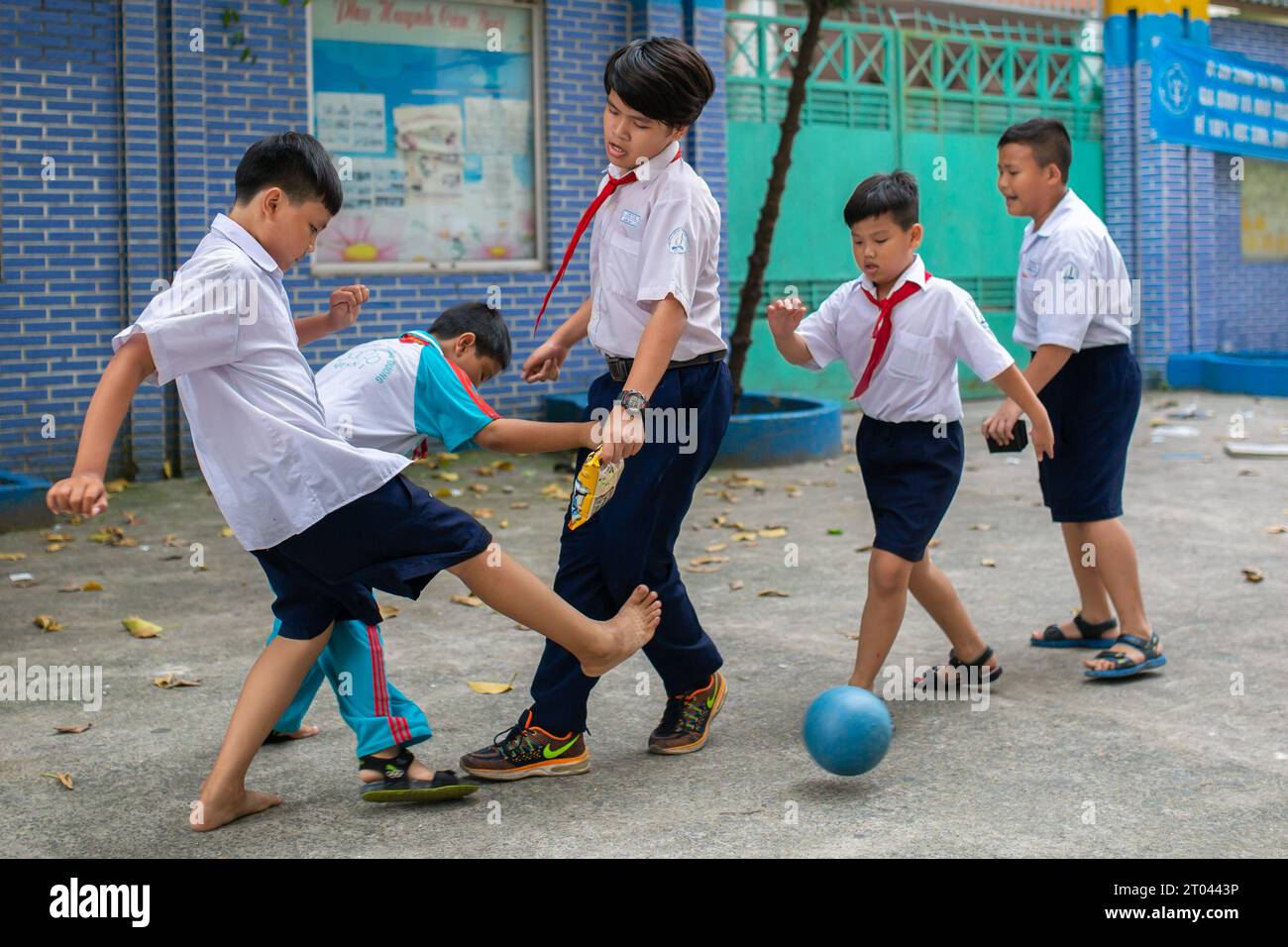 La città di HO CHI MINH, VIETNAM - 31 Ottobre 2016: ragazzi vietnamiti a giocare il gioco del calcio di fronte all edificio scolastico nella città di Ho Chi Minh, Vietnam. Foto Stock