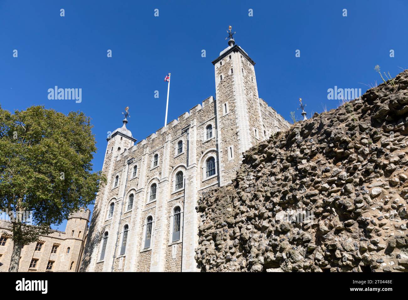 White Tower la torre centrale della Torre di Londra, castello medievale e principale attrazione turistica, Blue Sky, Londra, Inghilterra, Regno Unito Foto Stock