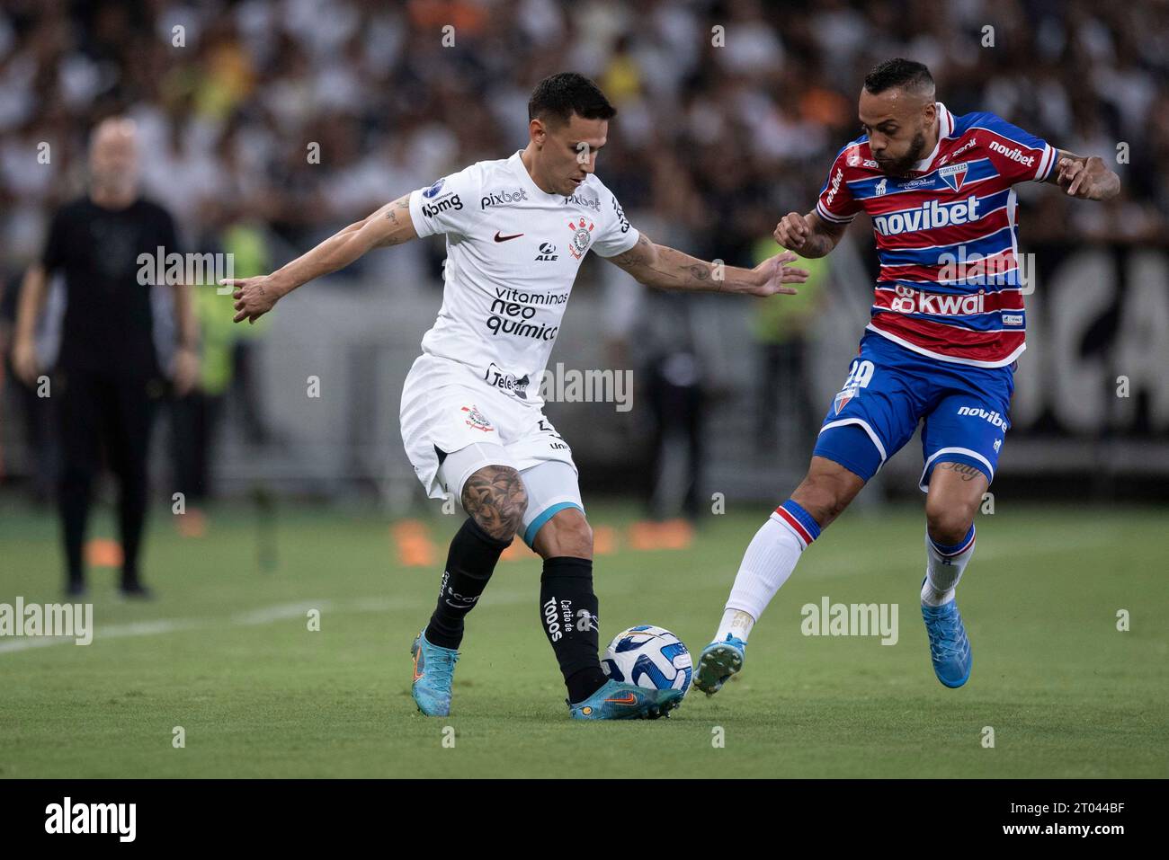 Matias Rojas e Guilherme durante la partita tra Fortaleza x Corinthians tenutasi all'Estadio do Castelao, a Fortaleza, CE. La partita è la seconda valida per la semifinale della Copa Sudamericana 2023. (Marco Galvão/SPP) credito: SPP Sport Press Photo. /Alamy Live News Foto Stock