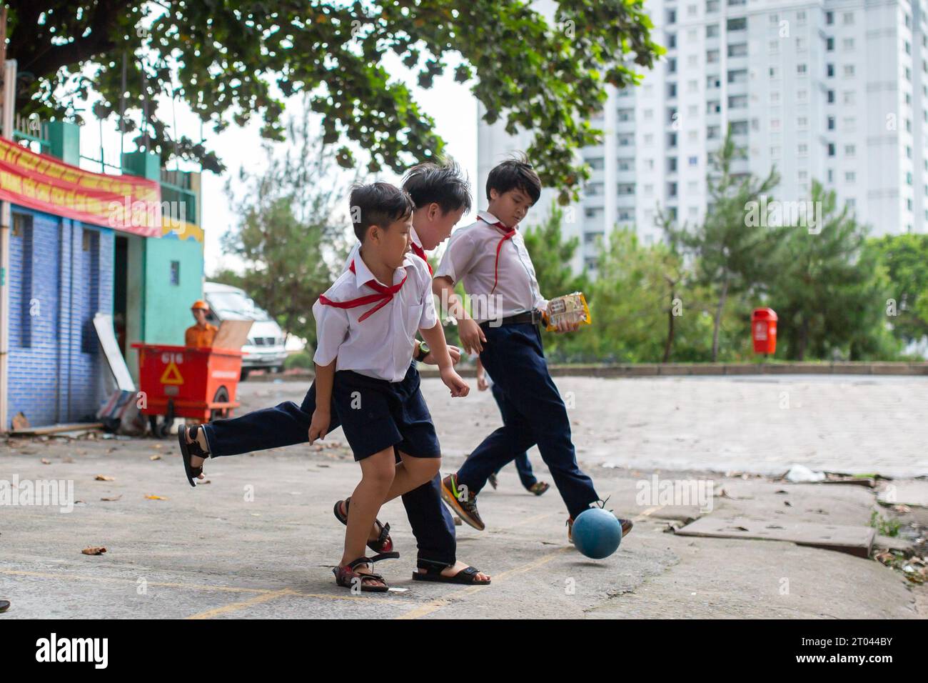 La città di HO CHI MINH, VIETNAM - 31 Ottobre 2016: ragazzi vietnamiti a giocare il gioco del calcio di fronte all edificio scolastico nella città di Ho Chi Minh, Vietnam. Foto Stock