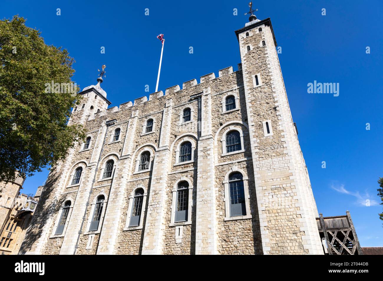 White Tower la torre centrale della Torre di Londra, castello medievale e principale attrazione turistica, Blue Sky, Londra, Inghilterra, Regno Unito Foto Stock
