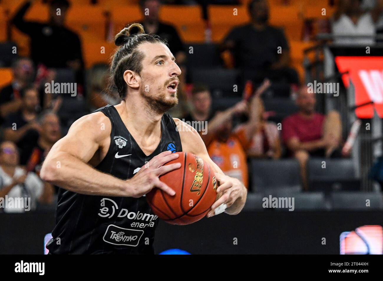 03.10.2023, ratiopharm arena, Neu-Ulm, GER, Eurocup, ratiopharm Ulm vs Dolomiti energia Trento, im Bild Toto Forray (Trento, #10) foto ? NordPhoto GmbH/Hafner Foto Stock