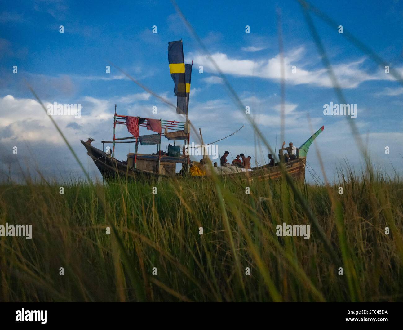I pescatori passano il loro tempo libero nella baia del Bengala. Foto Stock