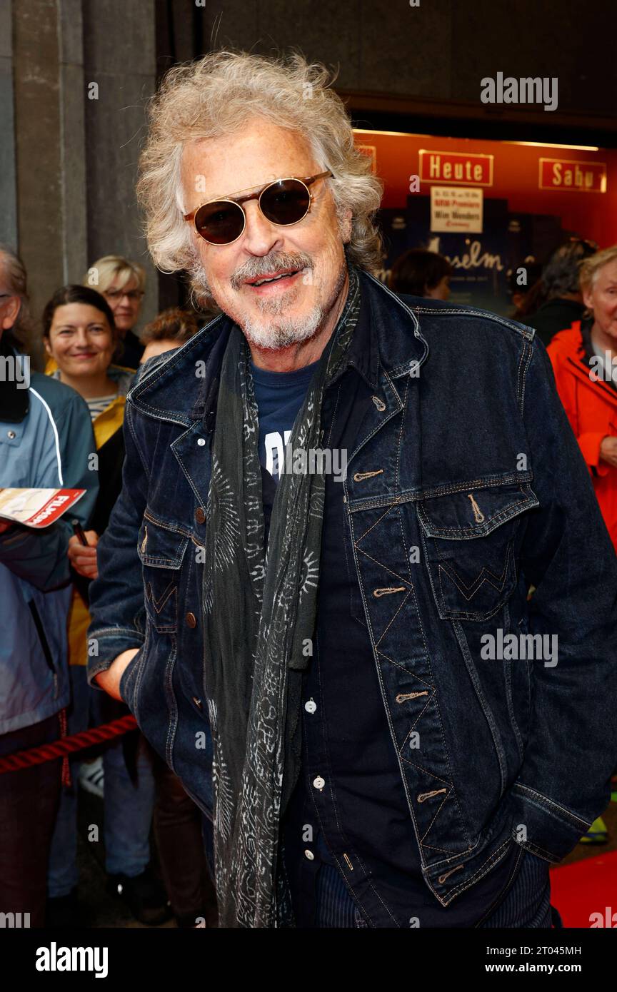 Wolfgang Niedecken bei der Premiere des Dokumentarfilms Anselm - Das Rauschen der Zeit in der Lichtburg. Essen, 03.10.2023 *** Wolfgang Niedecken alla prima del documentario Anselm Das Rauschen der Zeit al Lichtburg Essen, 03 10 2023 foto:XT.xSchröerx/xFuturexImagex anselm_3006 Credit: Imago/Alamy Live News Foto Stock