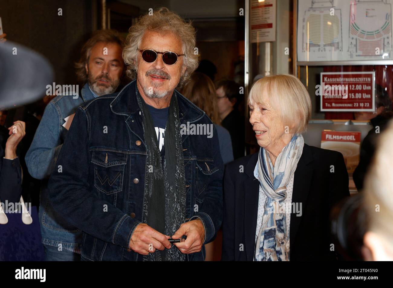 Wolfgang Niedecken und Marianne Menze bei der Premiere des Dokumentarfilms Anselm - Das Rauschen der Zeit in der Lichtburg. Essen, 03.10.2023 *** Wolfgang Niedecken e Marianne Menze alla prima del documentario Anselm Das Rauschen der Zeit al Lichtburg Essen, 03 10 2023 foto:XT.xSchröerx/xFuturexImagex anselm_3013 Credit: Imago/Alamy Live News Foto Stock