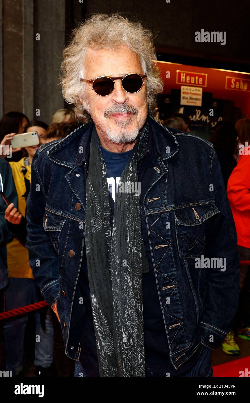 Wolfgang Niedecken bei der Premiere des Dokumentarfilms Anselm - Das Rauschen der Zeit in der Lichtburg. Essen, 03.10.2023 *** Wolfgang Niedecken alla prima del documentario Anselm Das Rauschen der Zeit al Lichtburg Essen, 03 10 2023 foto:XT.xSchröerx/xFuturexImagex anselm_3007 Credit: Imago/Alamy Live News Foto Stock