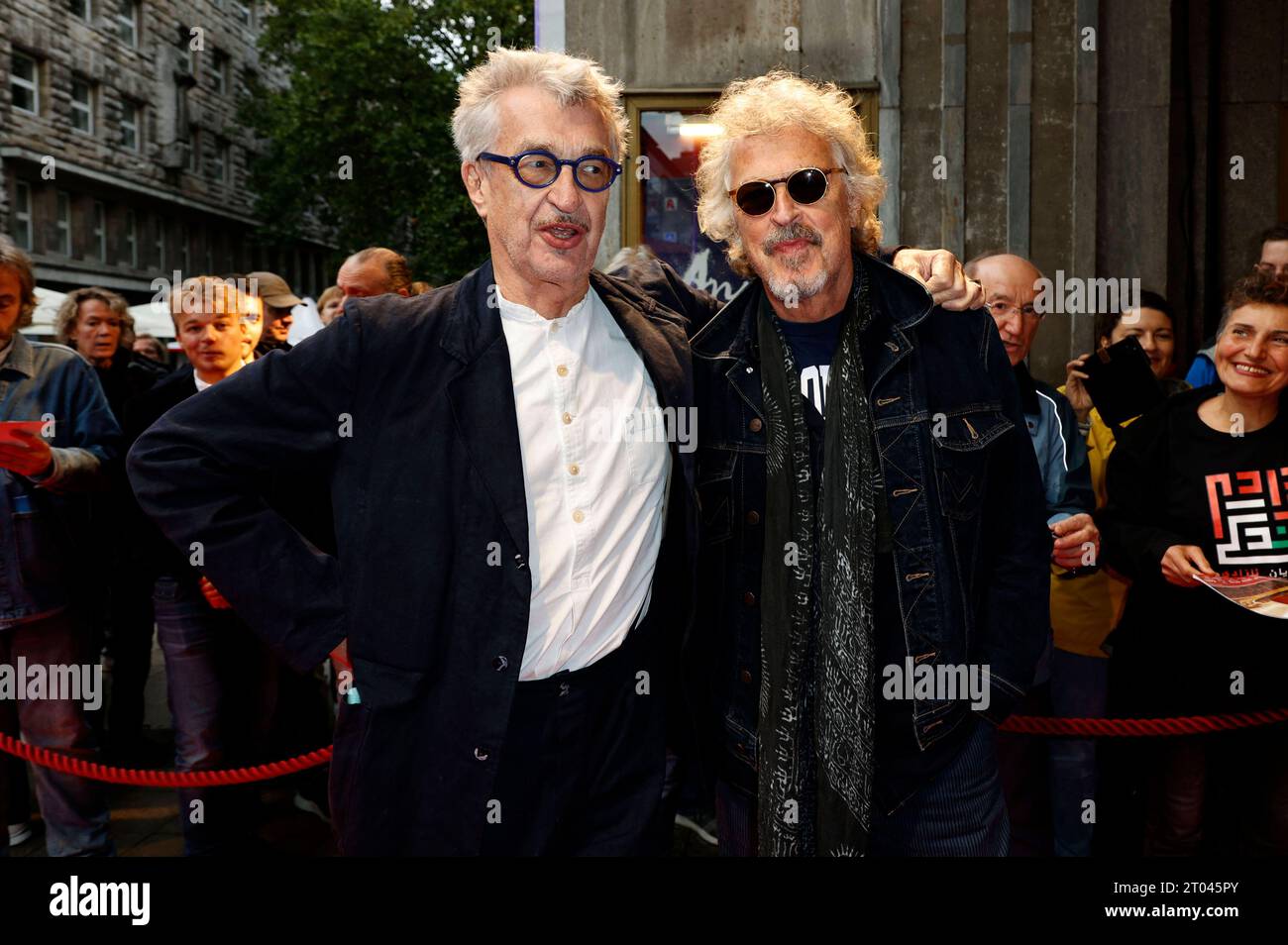 Wim Wenders und Wolfgang Niedecken bei der Premiere des Dokumentarfilms Anselm - Das Rauschen der Zeit in der Lichtburg. Essen, 03.10.2023 *** Wim Wenders e Wolfgang Niedecken alla prima del documentario Anselm Das Rauschen der Zeit al Lichtburg Essen, 03 10 2023 foto:XT.xSchröerx/xFuturexImagex anselm_3009 Credit: Imago/Alamy Live News Foto Stock