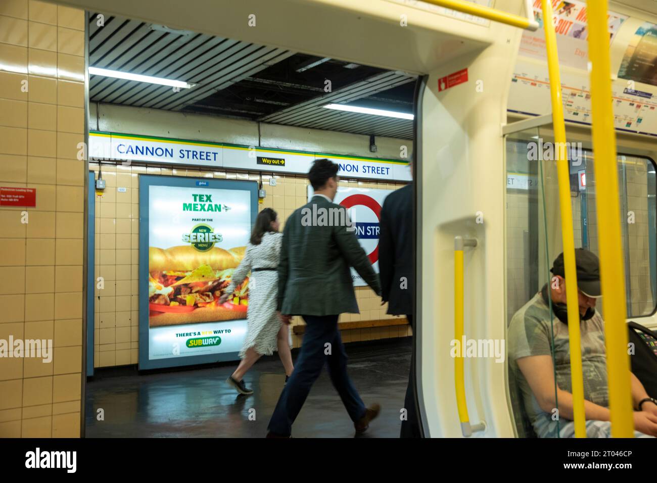Cannon Street London Underground Station and Tube train Doors Open, Londra, Inghilterra Foto Stock