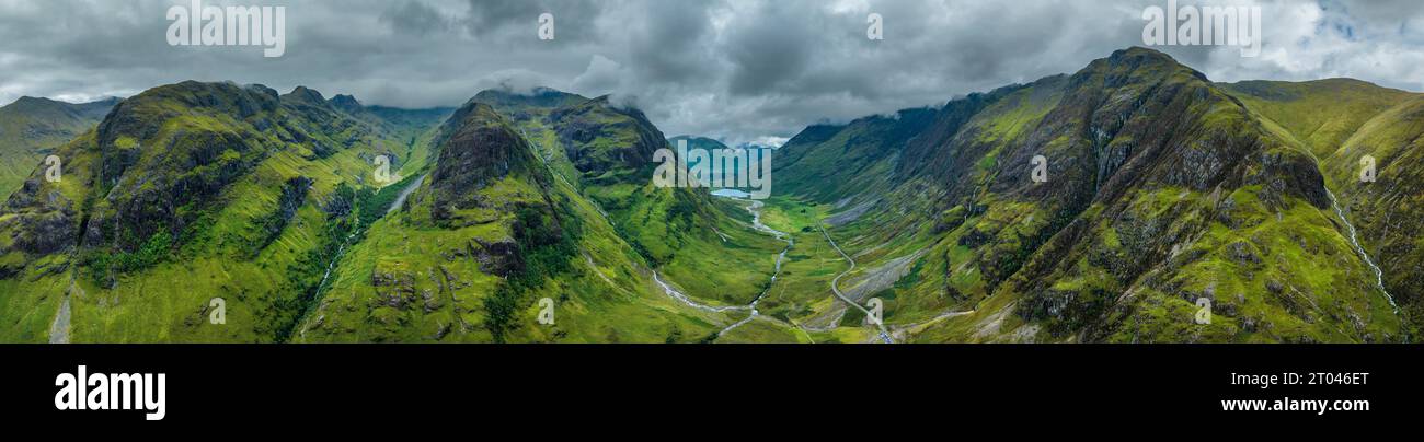 Panorama aereo della prominente catena montuosa e delle tre cime delle tre Sorelle di Glen Coe, alte fino a 1150 metri, con il lato elevato Foto Stock