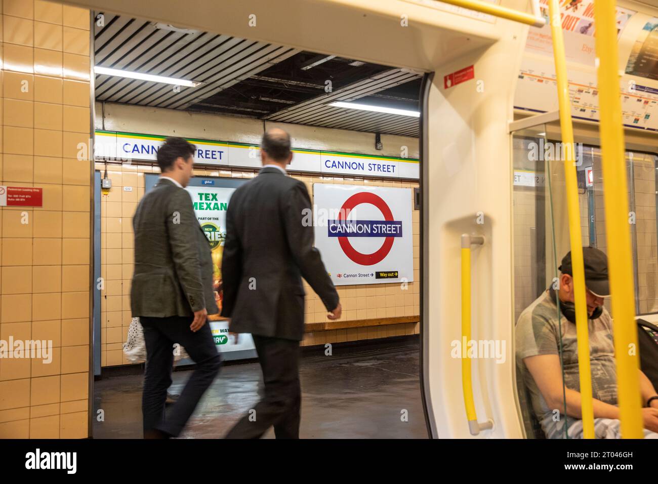 Cannon Street London Underground Station and Tube train Doors Open, Londra, Inghilterra Foto Stock