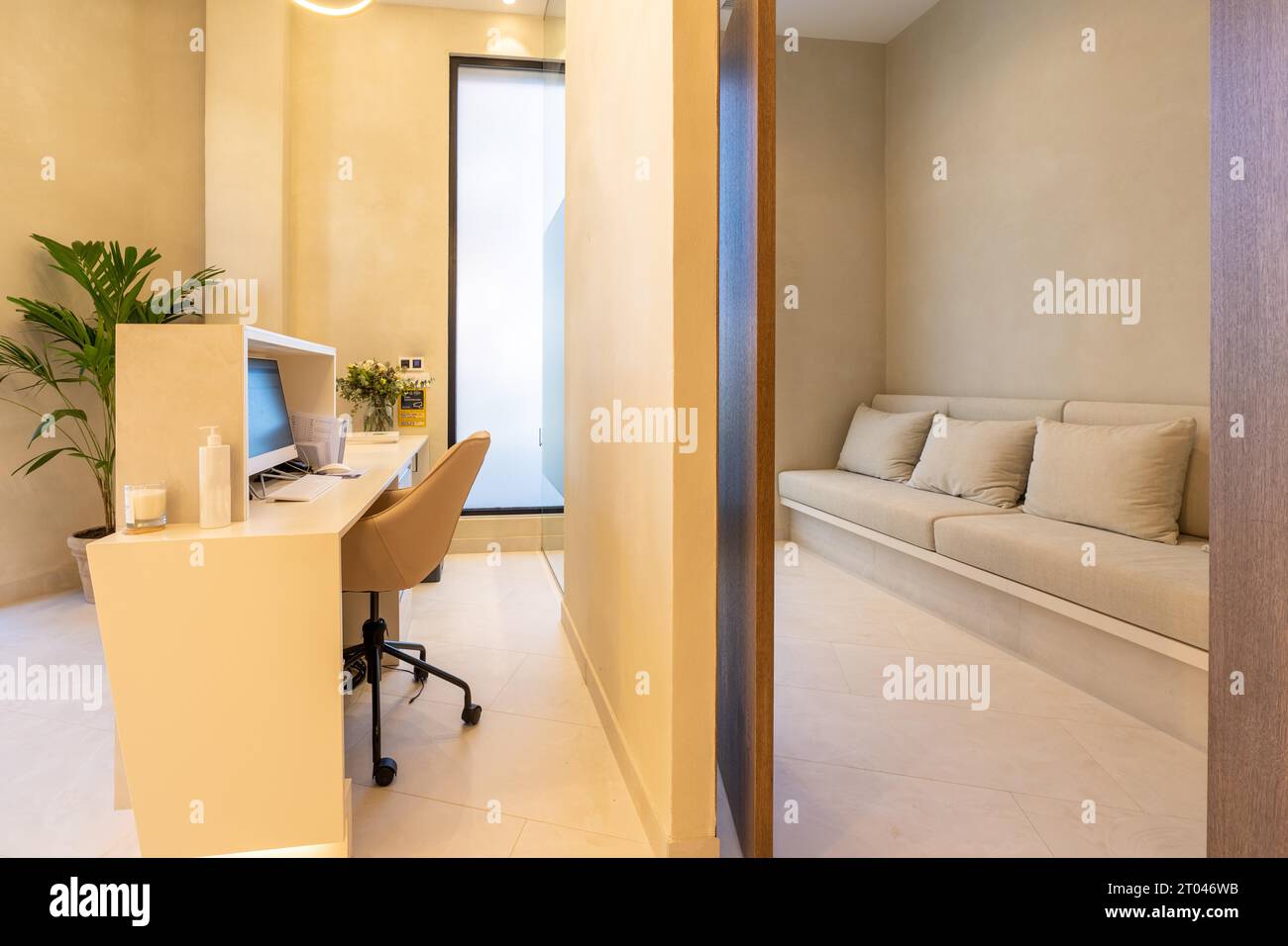 Design interno di una reception e di un'area d'attesa in una clinica odontoiatrica Foto Stock