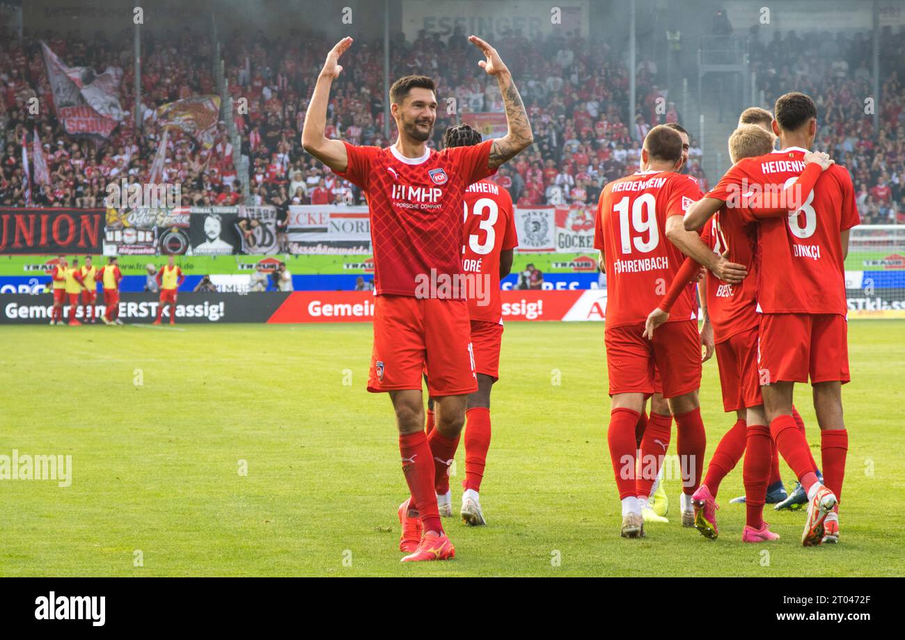 Tim Kleindienst 1. FC Heidenheim l. esorta i tifosi a fare il tifo Foto Stock