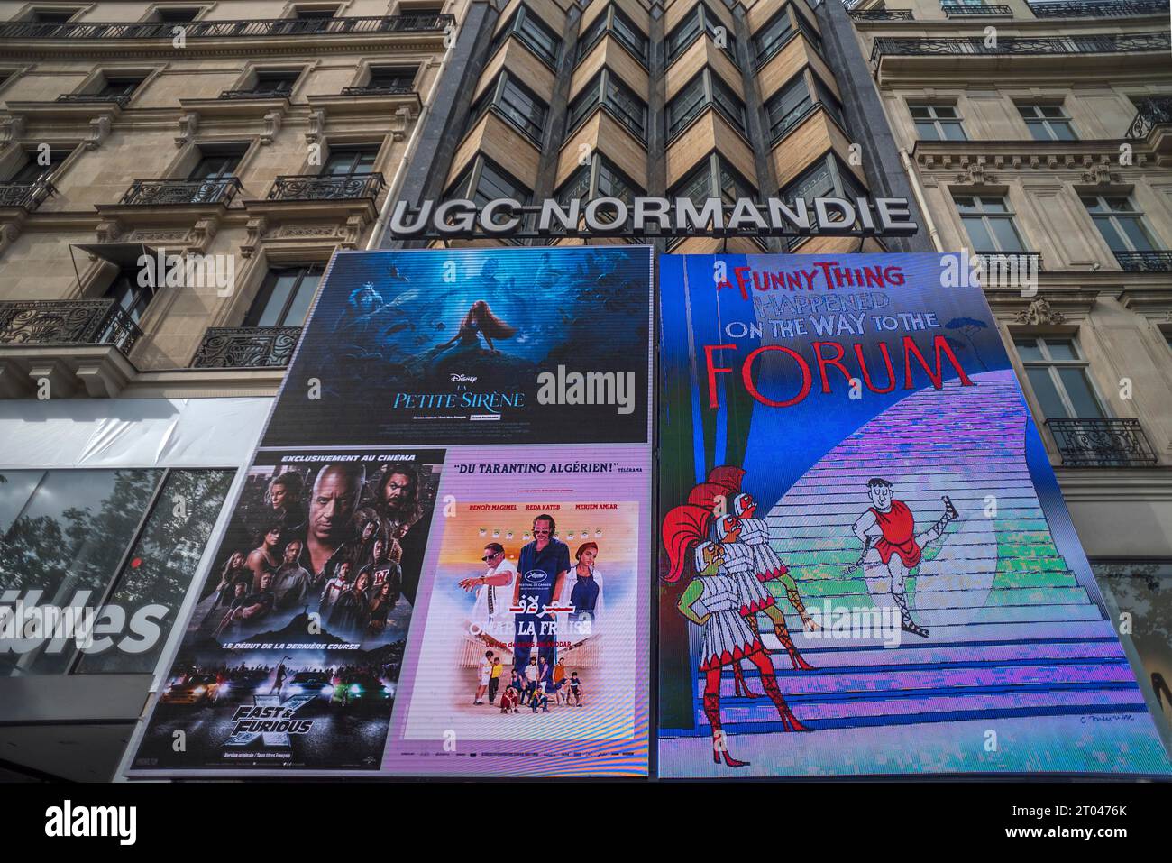 Grandi poster di una pubblicità cinematografica sugli Champs Elysees, Parigi, Francia Foto Stock