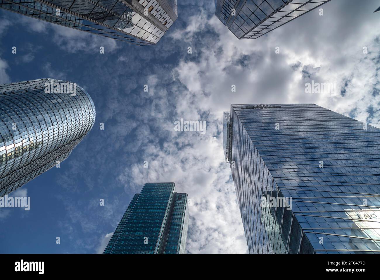 Grattacieli per uffici, cielo nuvoloso, la Defence, il più grande quartiere di edifici per uffici in Europa, Parigi, Francia Foto Stock