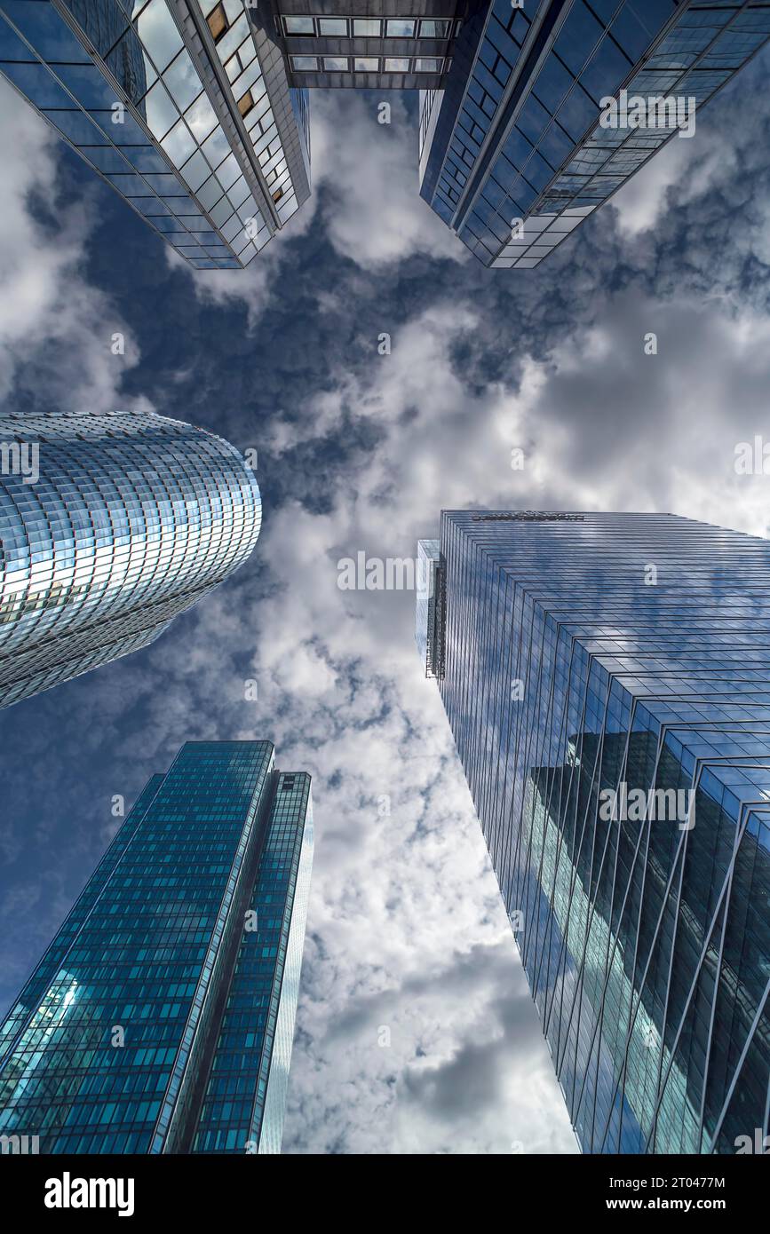 Grattacieli per uffici, cielo nuvoloso, la Defence, il più grande quartiere di edifici per uffici in Europa, Parigi, Francia Foto Stock