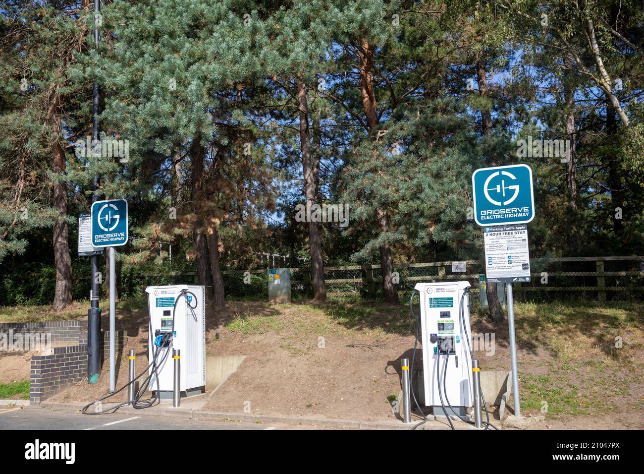 Stazione di servizio autostradale Fleet nell'Hampshire con due caricabatterie per veicoli elettrici non occupati, Inghilterra, Regno Unito Foto Stock