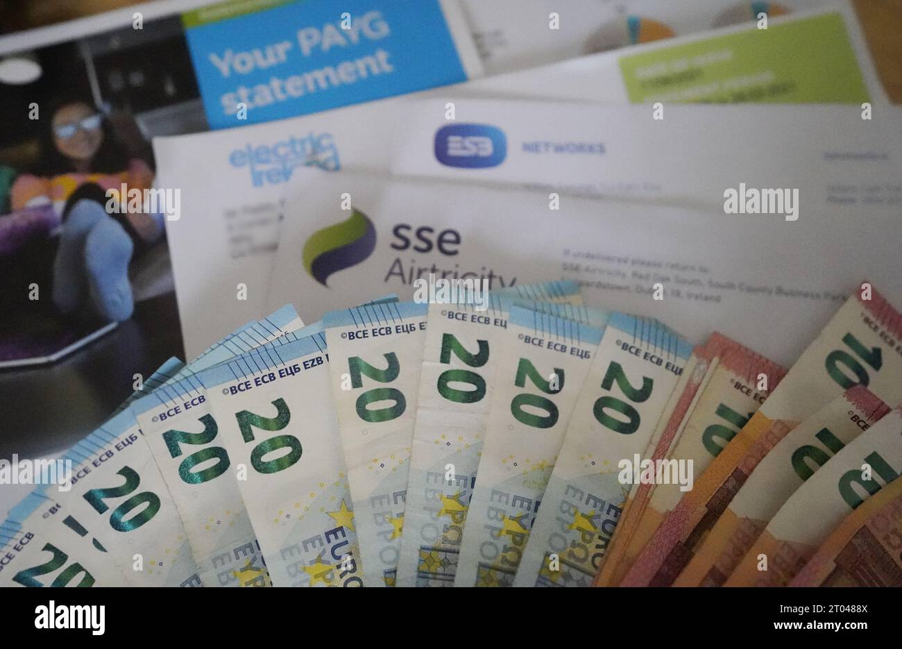 Foto del fascicolo del 27/09/22 di banconote da 10 e 20 euro in aggiunta alle bollette dell'elettricità. Si prevede che il prodotto interno lordo (PIL) irlandese contragga per la prima volta in 10 anni, mentre l'attività multinazionale rallenta, un think tank ha avvertito. L'Economic and Social Research Institute (ESRI) ha affermato di aspettarsi che il PIL irlandese si contrae quest'anno del 1,6%, ma l'economia interna continuerà a crescere quest'anno e fino al prossimo anno. L'ESRI ha affermato che è la prima volta che si registra una crescita negativa del PIL dal 2012 e che avviene dopo che l'Irlanda ha vissuto due trimestri di fila con un calo del PIL - la definizione tecnica Foto Stock