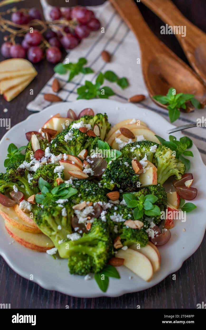 insalata di broccoli sana con mela Foto Stock