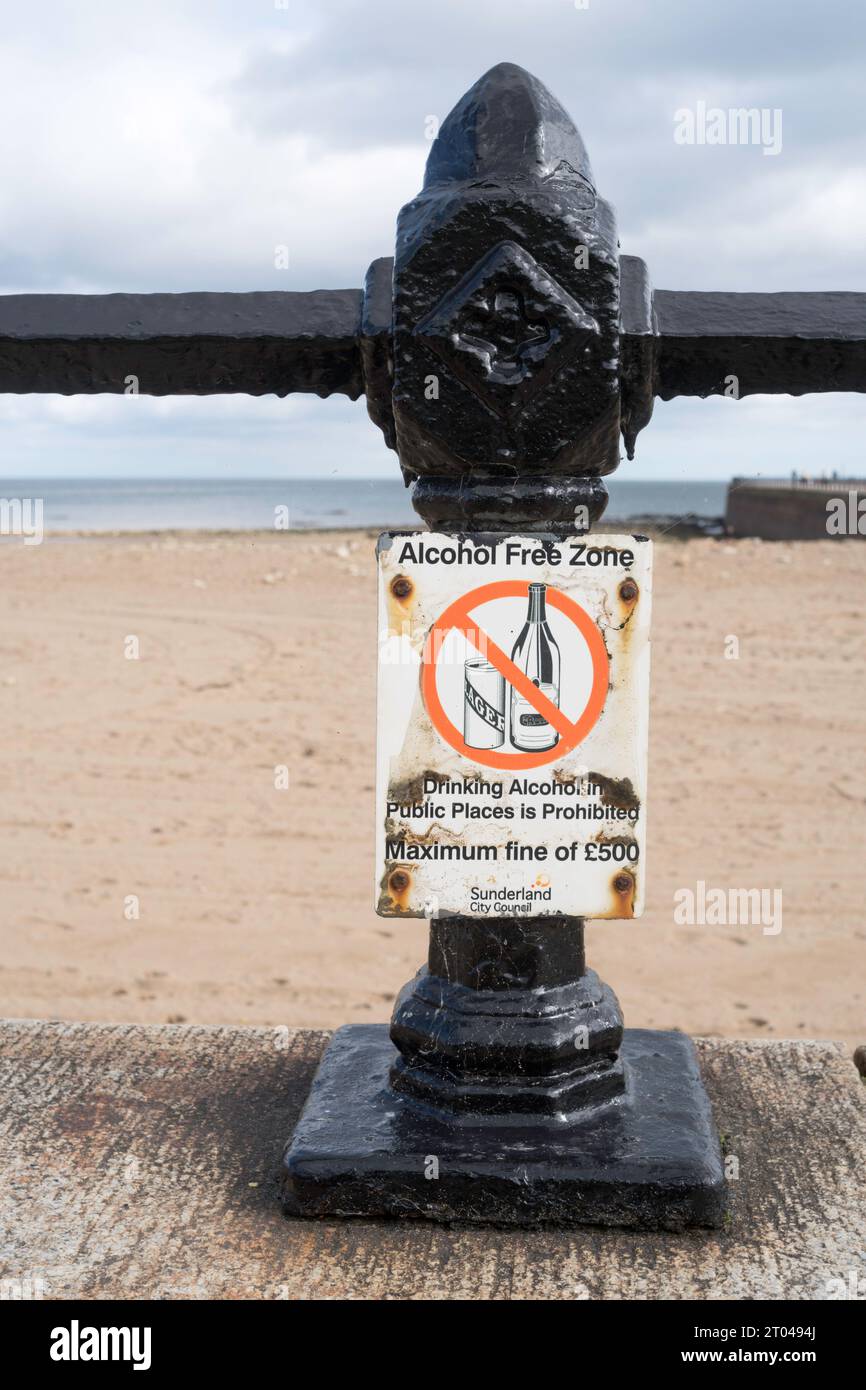 Cartello o avviso Alcohol Free zone, Roker Seafront, Sunderland, Inghilterra, Regno Unito Foto Stock
