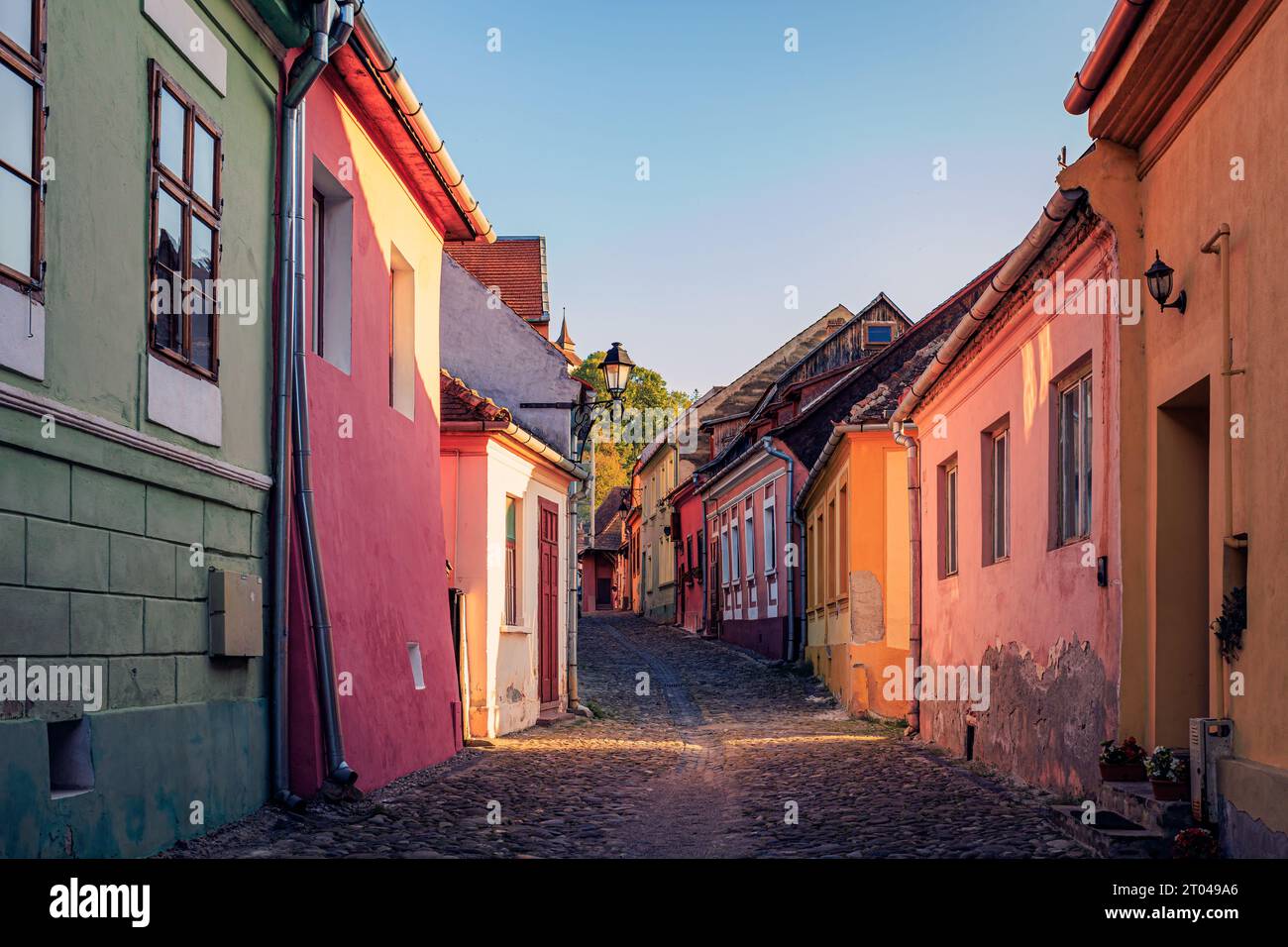 Sulle strade della fortezza medievale e della città di Sighisoara con case colorate. Foto scattata il 13 agosto 2023 a Sighisoara, Transilvania Reg Foto Stock