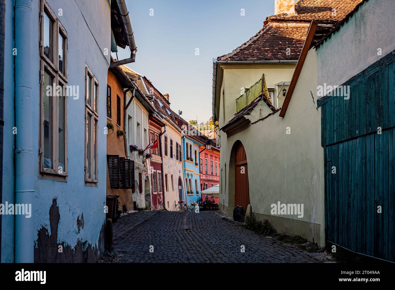 Sulle strade della fortezza medievale e della città di Sighisoara con case colorate. Foto scattata il 14 agosto 2023 a Sighisoara, Transilvania Reg Foto Stock
