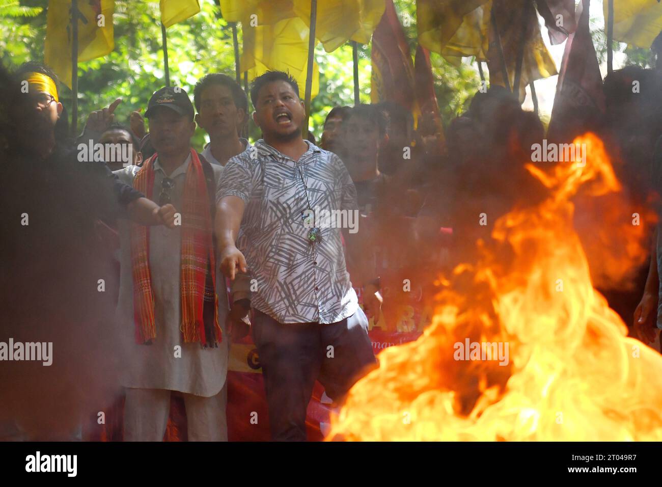 I sostenitori della «Tipraha Indigenous Progressive Regional Alliance (TIPRA)» sollevano slogan che chiedono un diverso stato del Tipraland per i tribali, nelle Bermuda Ashram Para Agratala. Tripura, India. Foto Stock