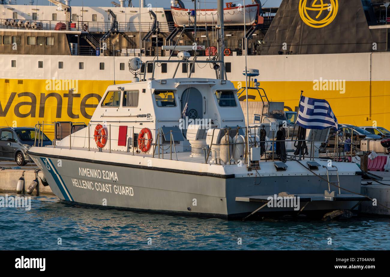 barca della guardia costiera greca accanto al porto di zante, sull'isola greca di zakynyhos in grecia. Foto Stock