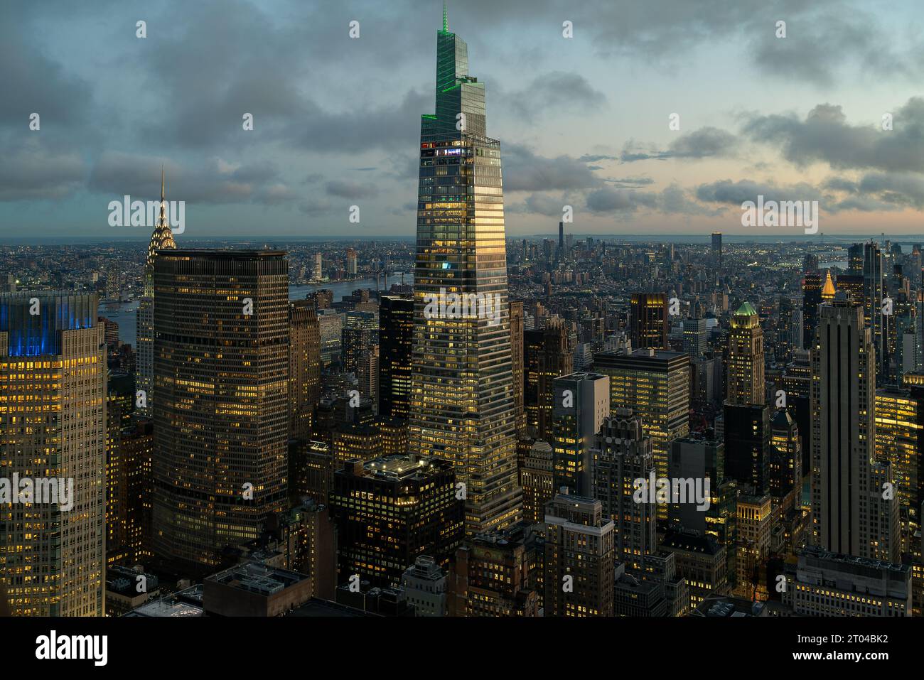 Tramonto epico dopo la pioggia. Incredibile paesaggio urbano sulla città di New York, Manhattan. Famosi grattacieli sulla foto. lin alto coperto da cloud Foto Stock