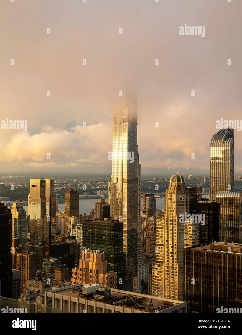 Tramonto epico dopo la pioggia. Incredibile paesaggio urbano sulla città di New York, Manhattan. Famosi grattacieli sulla foto. lin alto coperto da cloud Foto Stock