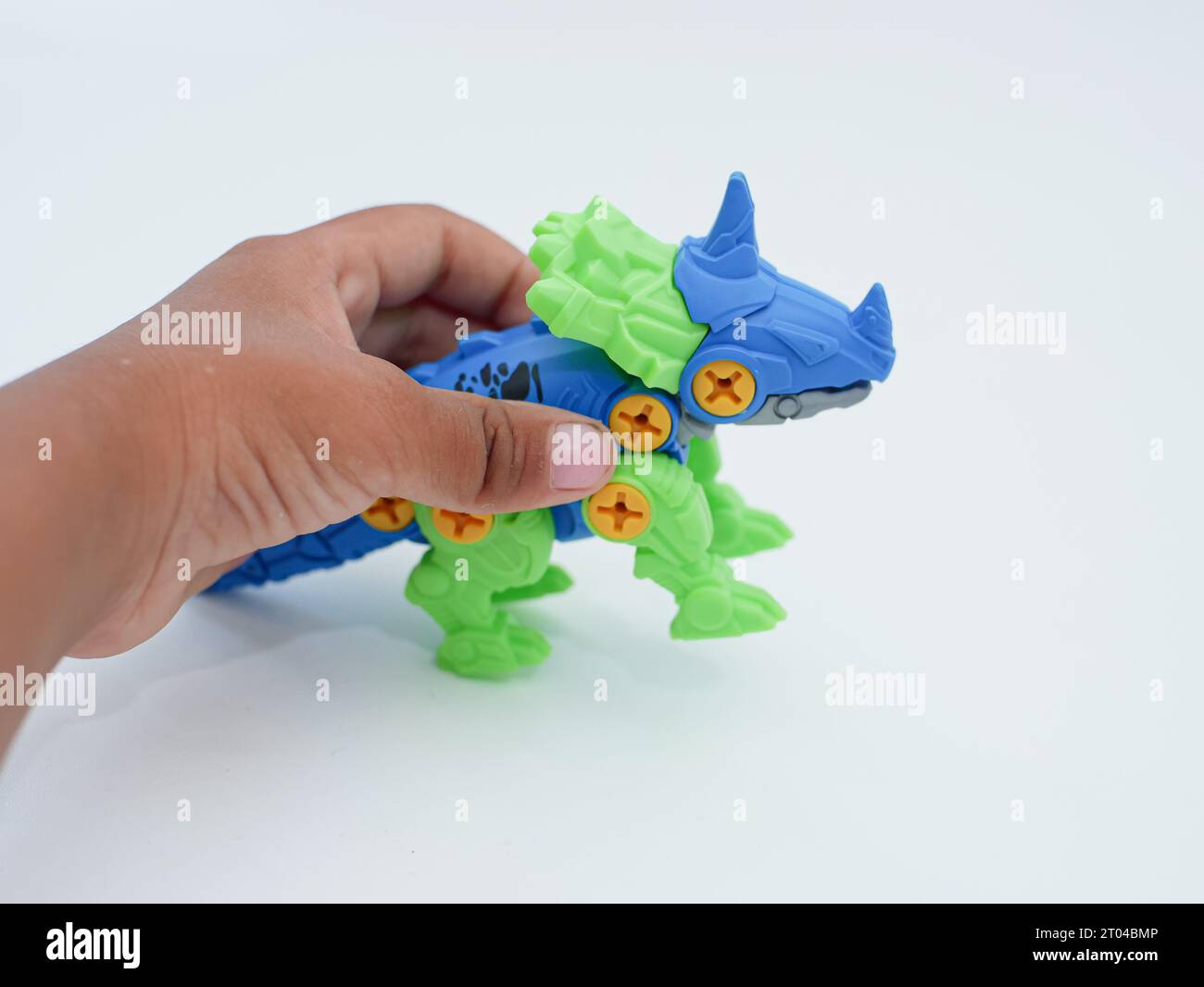 Disassemblaggio del giocattolo a vite per bambini di centrosaurus isolato su bianco Foto Stock