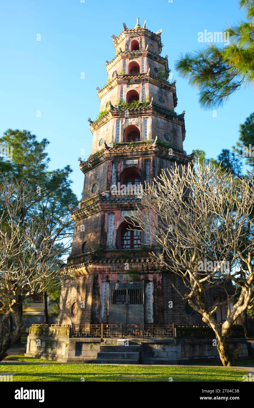 Vietnam: Thien Mu Pagoda, Hue. La Pagoda di Thien Mu fu costruita nel 1601 sotto Nguyen Hoang, il governatore della provincia di Thuan Hoa, ora nota come Hue. Anche se giurò fedeltà alla dinastia le ad Hanoi, Nguyen Hoang governò effettivamente Thuan Hoa come stato indipendente nel Vietnam centrale. La pagoda ha sette storie ed è la più alta del Vietnam, ed è spesso oggetto di rime popolari e poesie su Hue, che fu la capitale imperiale del Vietnam tra il 1802 e il 1945. Foto Stock