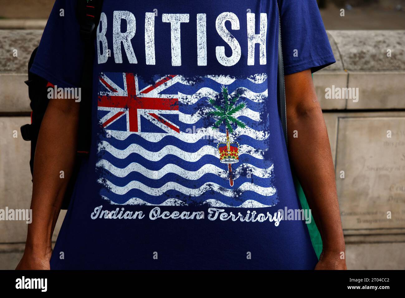 Londra, Regno Unito. 3 ottobre 2023. Bandiera britannica del territorio dell'Oceano Indiano vista su una maglietta per protesta a Londra a sostegno della sovranità britannica dei BIOT. Credito: Joe Kuis / Alamy Reportage Foto Stock