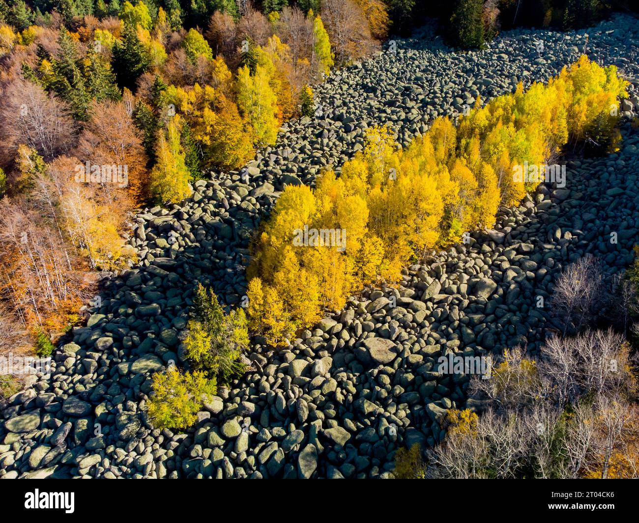 Splendido paesaggio montano autunnale vicino al fiume di pietra Foto Stock