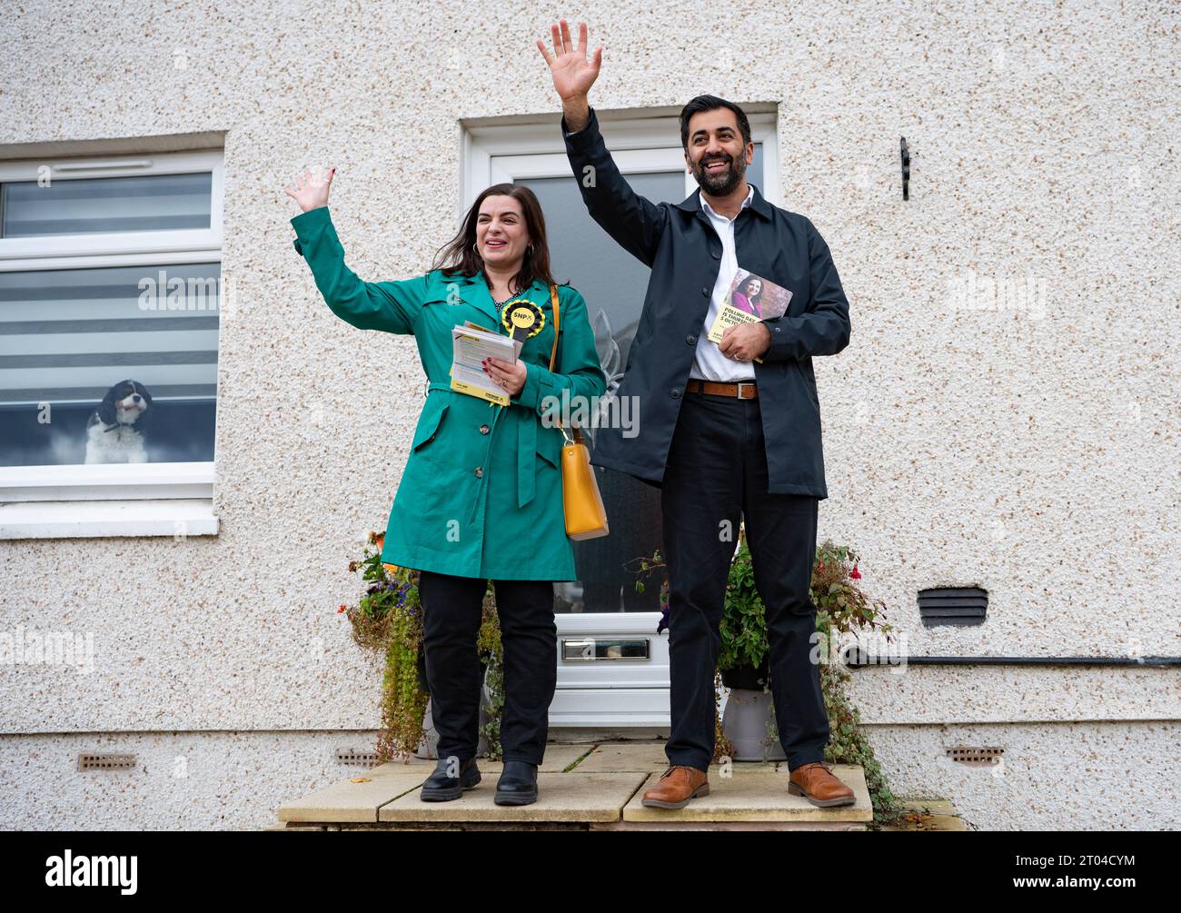 Katy Louden e il primo ministro Humza Yousaf in campagna elettorale per Rutherglen e Hamilton West elezioni suppletive a Blantyre il 3 ottobre 2023, Scozia, Regno Unito Foto Stock