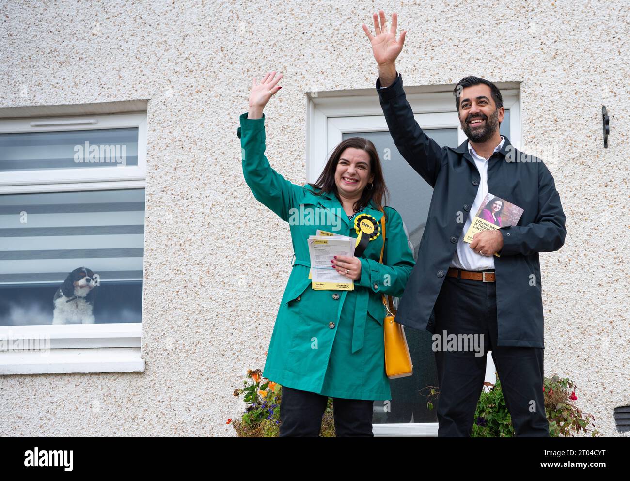 Katy Louden e il primo ministro Humza Yousaf in campagna elettorale per Rutherglen e Hamilton West elezioni suppletive a Blantyre il 3 ottobre 2023, Scozia, Regno Unito Foto Stock