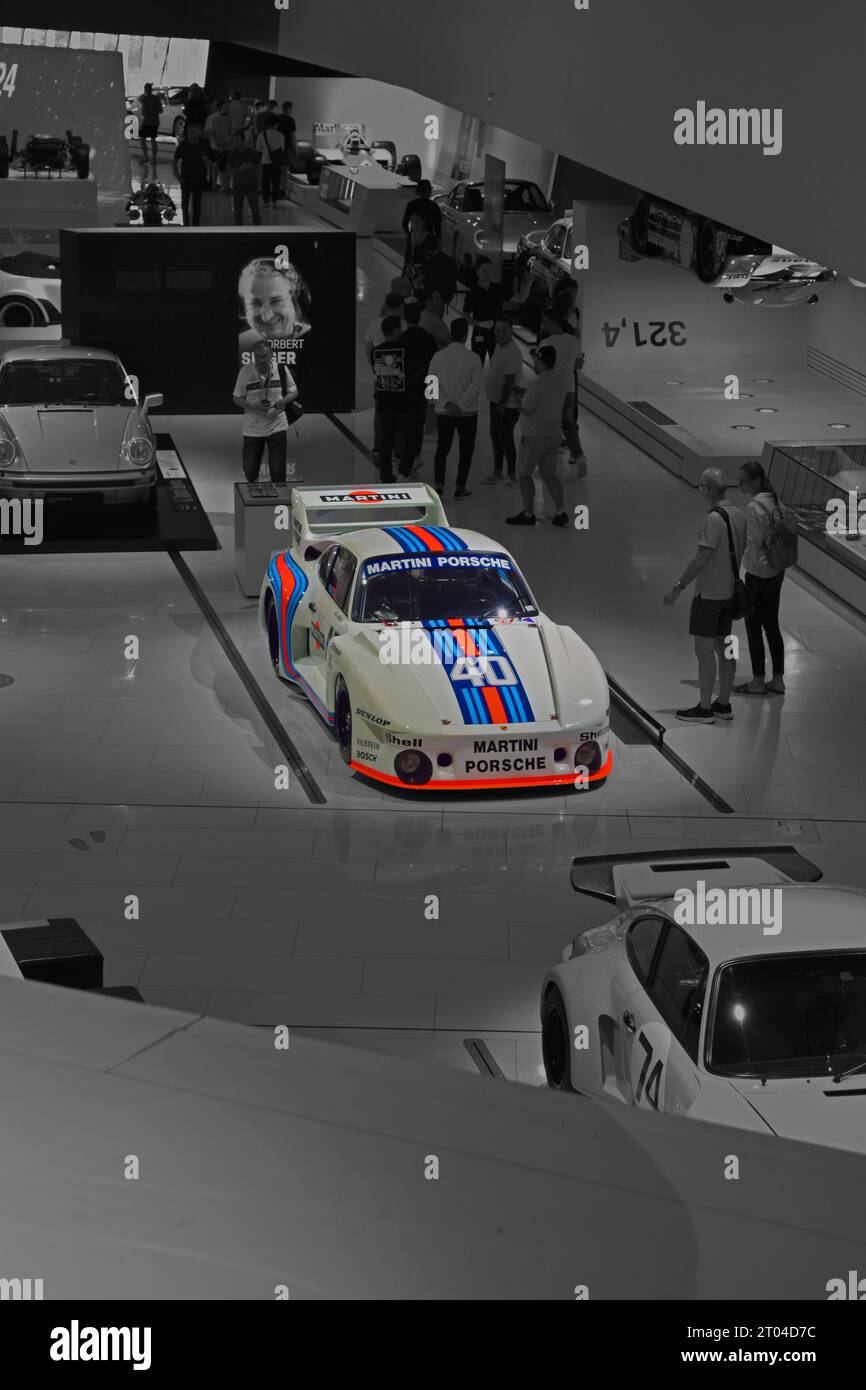 Vista BirdsEye della Porsche 935 "Baby" con splendide strisce arancioni e blu. Sfondo bianco e nero. Foto Stock